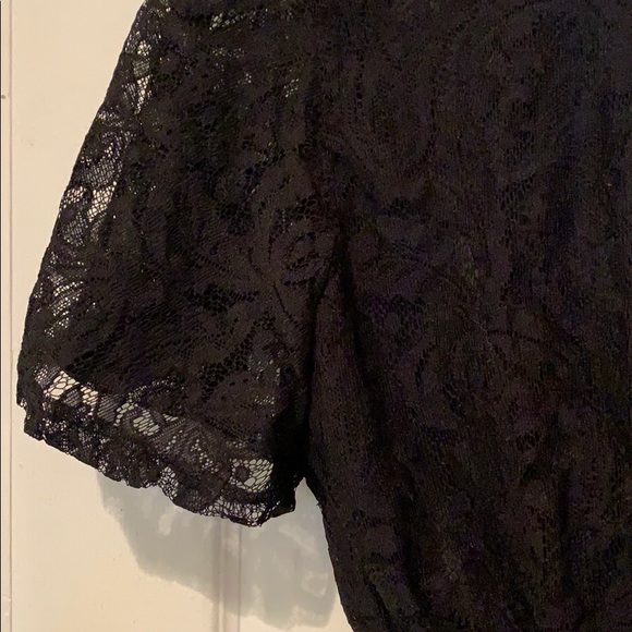 Cropped back lace blouse - Picture 4 of 4